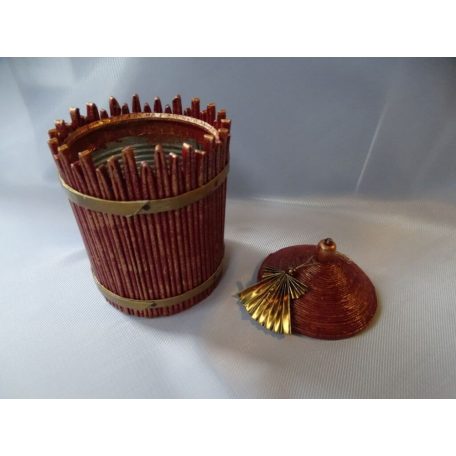 Barna-arany tároló tetővel