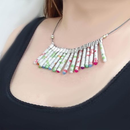 Necklace jewelry with many pearls