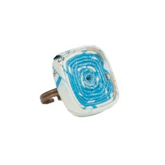 Design ring with a blue pattern