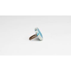 Design ring with a blue pattern